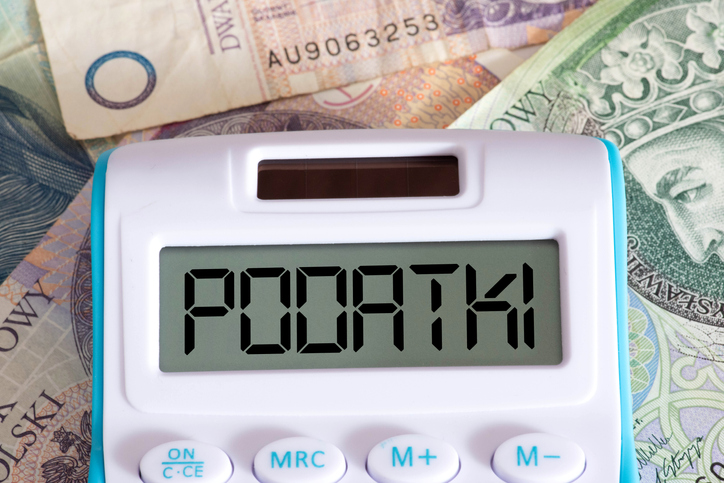 polskie pieniądze i kalkulator